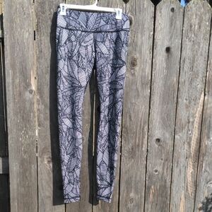 Lululemon Athletica Black and White Banana Leaf Pattern Wonder Under Leggings